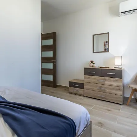 Penthouse Just Steps Away From The Sea In Apartamento Sliema