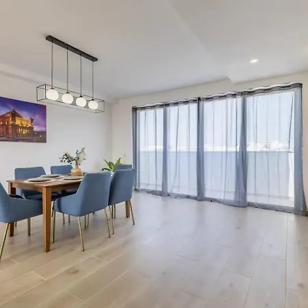 Penthouse Just Steps Away From The Sea In شقة سليمة