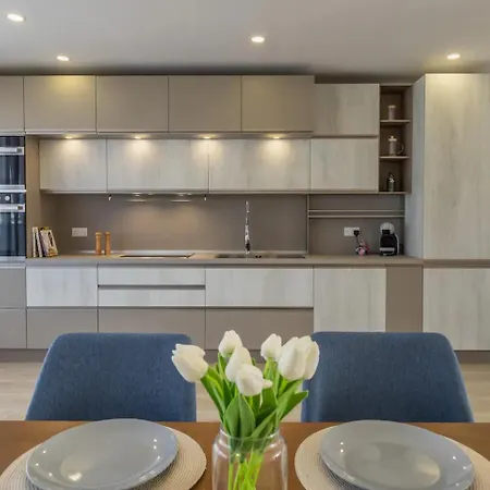 Penthouse Just Steps Away From The Sea In * سليمة