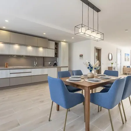 Appartement Penthouse Just Steps Away From The Sea In *
