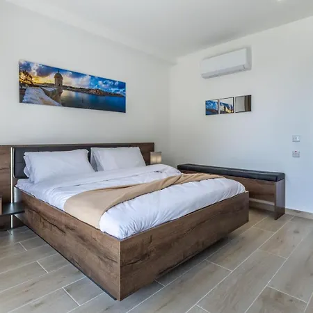 Penthouse Just Steps Away From The Sea In Appartement