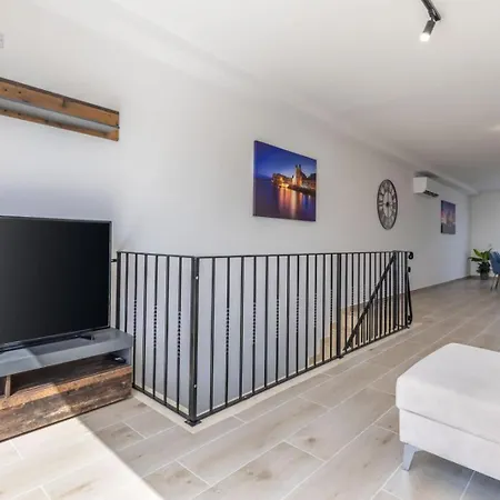 Penthouse Just Steps Away From The Sea In Appartement