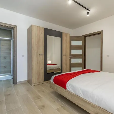 شقة Penthouse Just Steps Away From The Sea In *