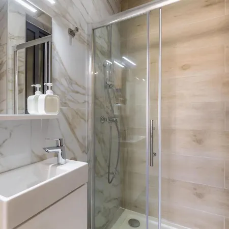 Penthouse Just Steps Away From The Sea In Appartement *