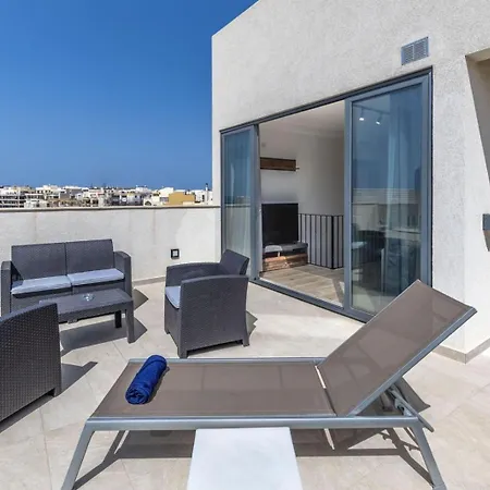 Penthouse Just Steps Away From The Sea In سليمة