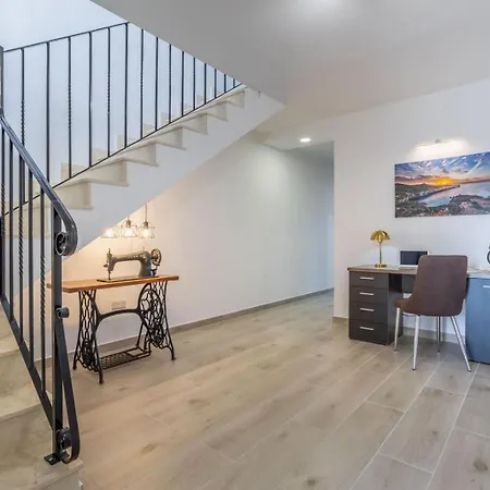 شقة Penthouse Just Steps Away From The Sea In