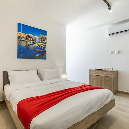 شقة Penthouse Just Steps Away From The Sea In *