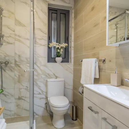 شقة Penthouse Just Steps Away From The Sea In