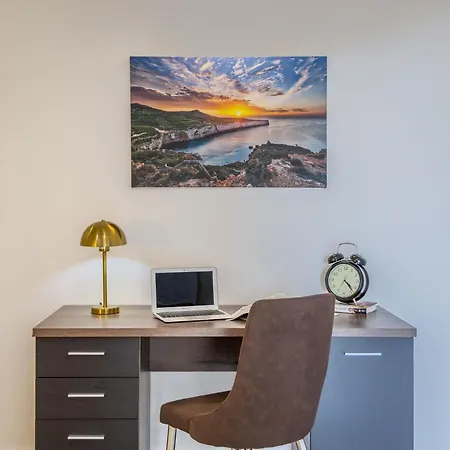 Penthouse Just Steps Away From The Sea In سليمة