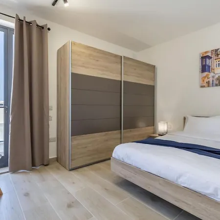 Penthouse Just Steps Away From The Sea In شقة سليمة