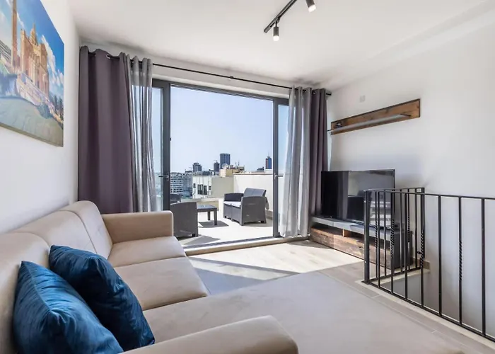 Apartment Penthouse Just Steps Away From The Sea In