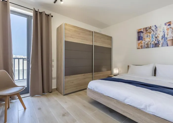 Penthouse Just Steps Away From The Sea In Apartment Sliema